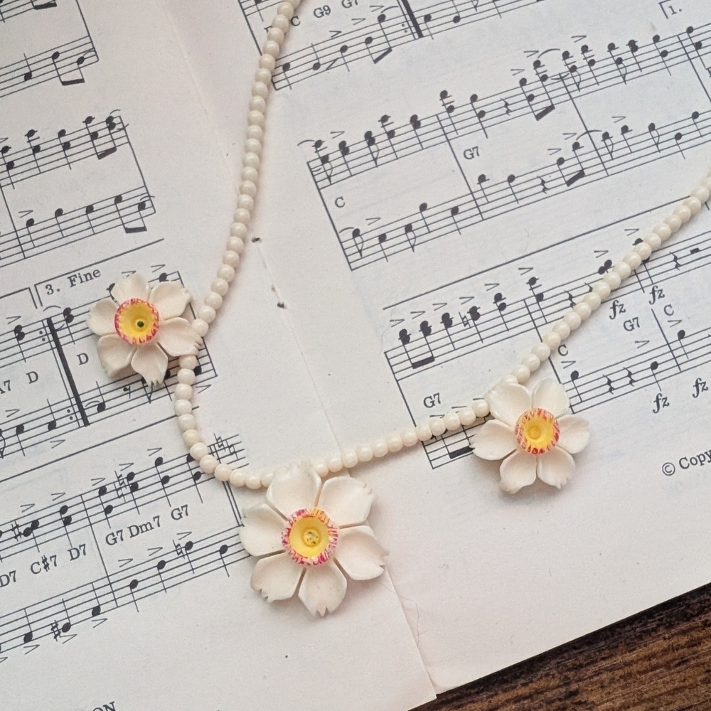 Vintage Floral Beaded Necklace - White and Yellow